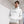 Laden Sie das Bild in den Galerie-Viewer, Mann von vorne im Kapuzenpullover mit Aufdruck Poppi& Streetwear in Farbe White