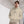 Laden Sie das Bild in den Galerie-Viewer, Mann mit beigem Hoodie mit Blumenaufduck von vorne