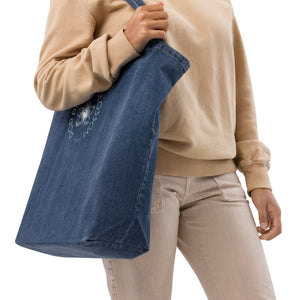 Fau in Teilansicht, von vorne, mit Blue Denim Tote Bag mit Logo Poppi & Peaseblossom