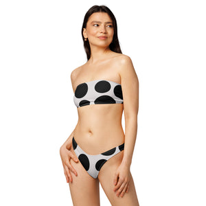 Frau im schwarz gepunkteten Bandeau Bikini, von vorne