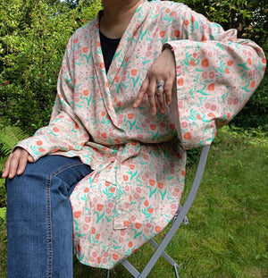 Kimono Garden of Spring Flowers Rosé im sitzen