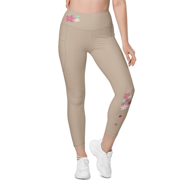 Beinansicht einer Frau in dehnbaren Joga Leggings in Farbe Sand mit kunstvollem Blumen-Aufdruck