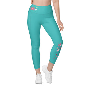 Beinansicht einer Frau in dehnbaren Joga Leggings in Farbe Sky mit kunstvollem Blumen-Aufdruck
