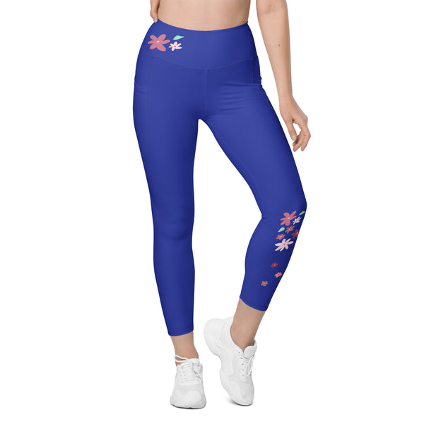 Beinansicht einer Frau in dehnbaren Joga Leggings in Farbe Blau mit kunstvollem Blumen-Aufdruck