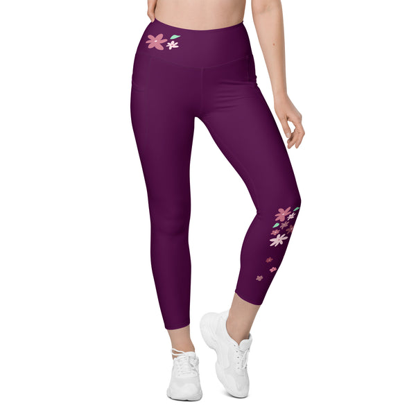 Beinansicht einer Frau in dehnbaren Joga Leggings in Farbe Purple mit kunstvollem Blumen-Aufdruck 