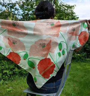 Seidenschal mit Mohnblumen