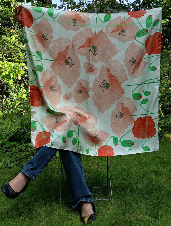 Seidenschal mit Mohnblumen