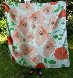 Seidenschal mit Mohnblumen