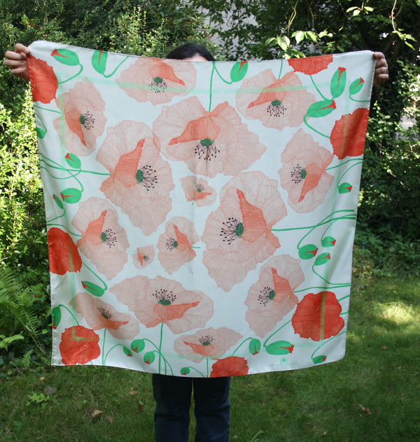 Seidenschal mit Mohnblumen