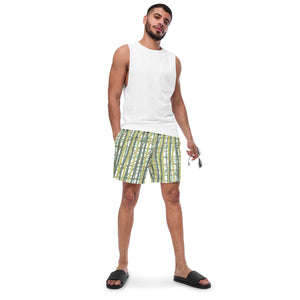 Mann in grüner Badeshorts von vorne