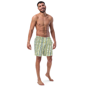 Mann in grüner Badeshorts von vorne